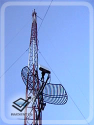 Torre soportada con equipos de frecuencia